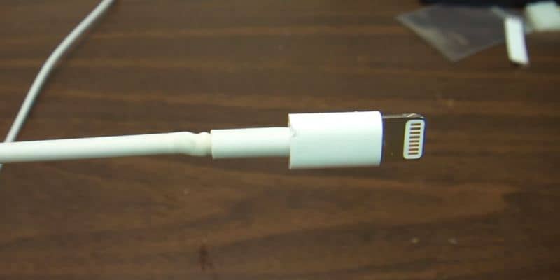 Перебитый кабель в iphone.