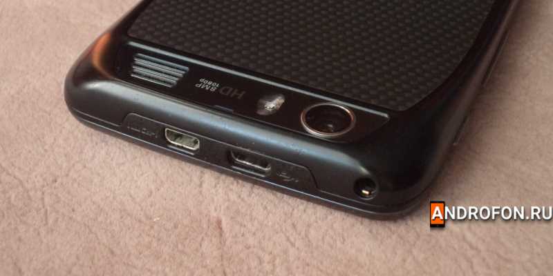 Порт MicroHDMI в Motorola Atrix HD, первый слева.