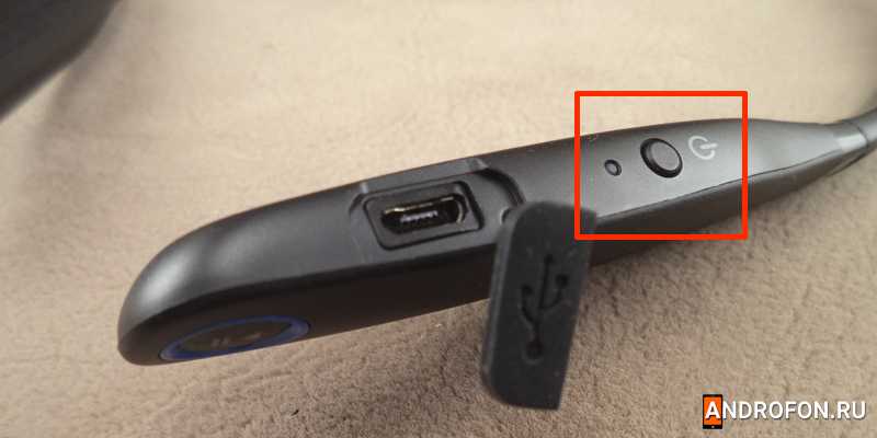 Включение Bluetooth в беспроводных наушниках.