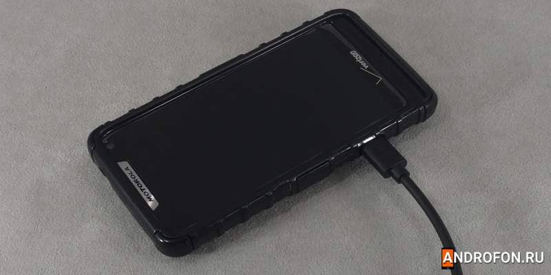 Motorola Razr M на зарядке.