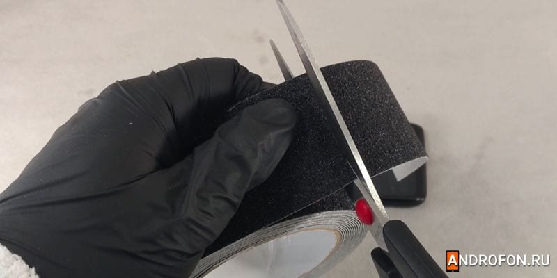 Отрезка подходящего размера ленты.