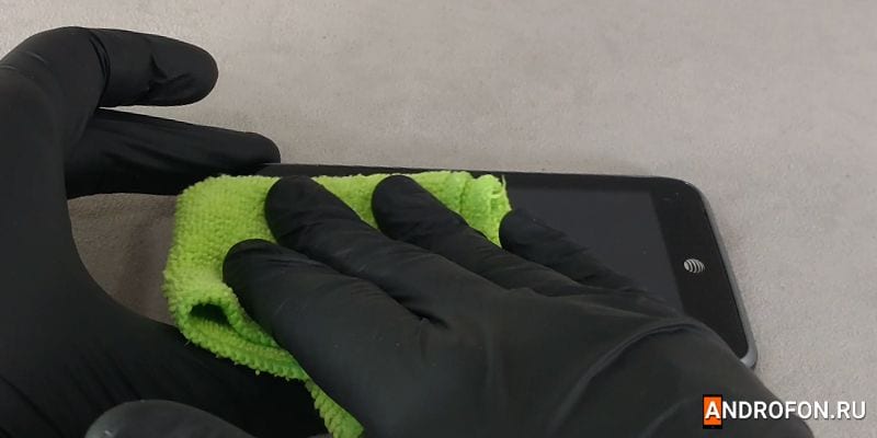 Удаление остатков влаги на экране телефона.