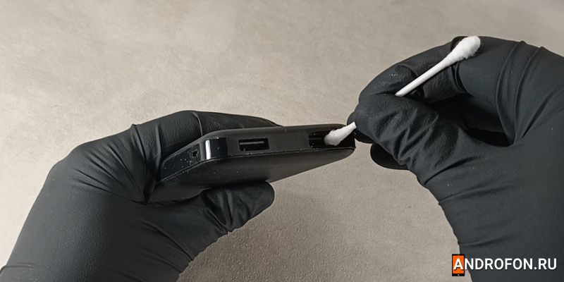 Чистить крупные порты и разъемы чистить лучше.
