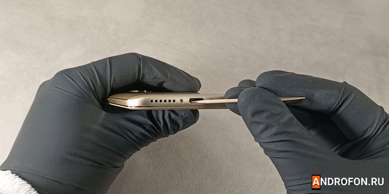 Чистить разъем зарядки деревянной зубочисткой часто легче, чем пинцетом.