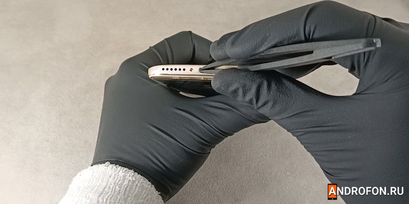 Достать что-либо из разъема телефона сложнее, чем из более крупных разъемов. 