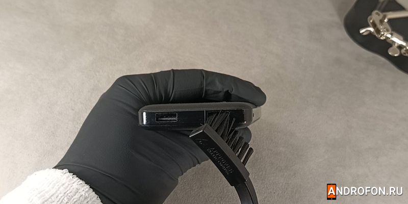 Используйте антистатическую щетку для чистки портов и разъемов. 