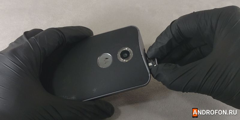 Извлеките лоток для SIM карты.