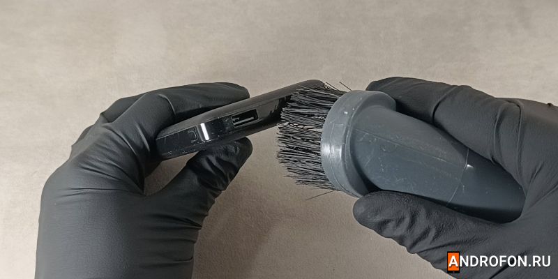 Можно использовать для чистки портов обычный или автомобильный пылесос.
