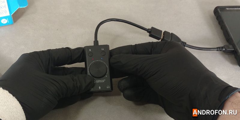 Подключенная к телефону USB звуковая карта.
