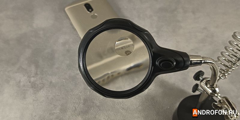 Увеличительное стекло из набора держателя плат.