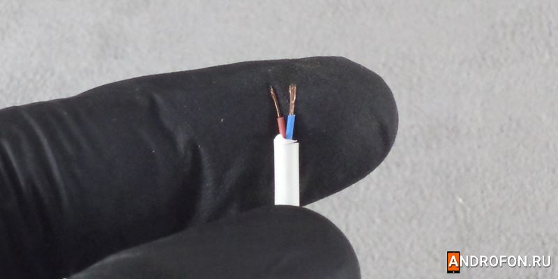 Внутреннее строение дешевого USB кабеля с двумя проводами.
