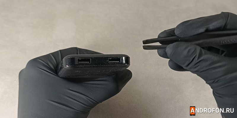 Желательно использовать пластиковый пинцет.