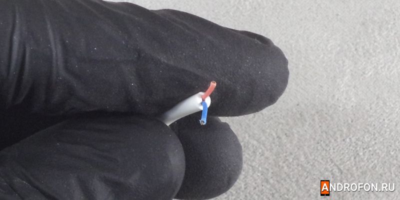 Дешевый USB кабель с двумя проводами питания в кабеле.