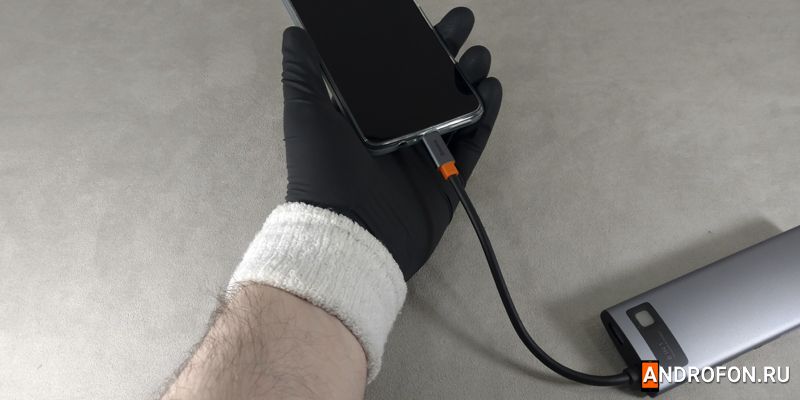 Подключите OTG переходник или USB хаб к телефону.