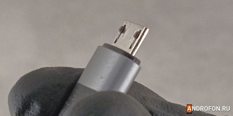 Штекер подключения MicroUSB.