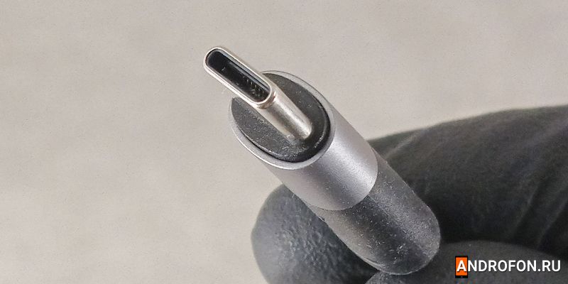Штекер подключения USB-C.