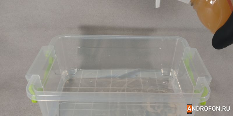Добавление жидкого мыла для рук в емкость с водой.