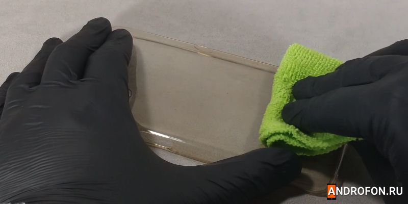 Удаление остатков мусора салфеткой из микрофибры.